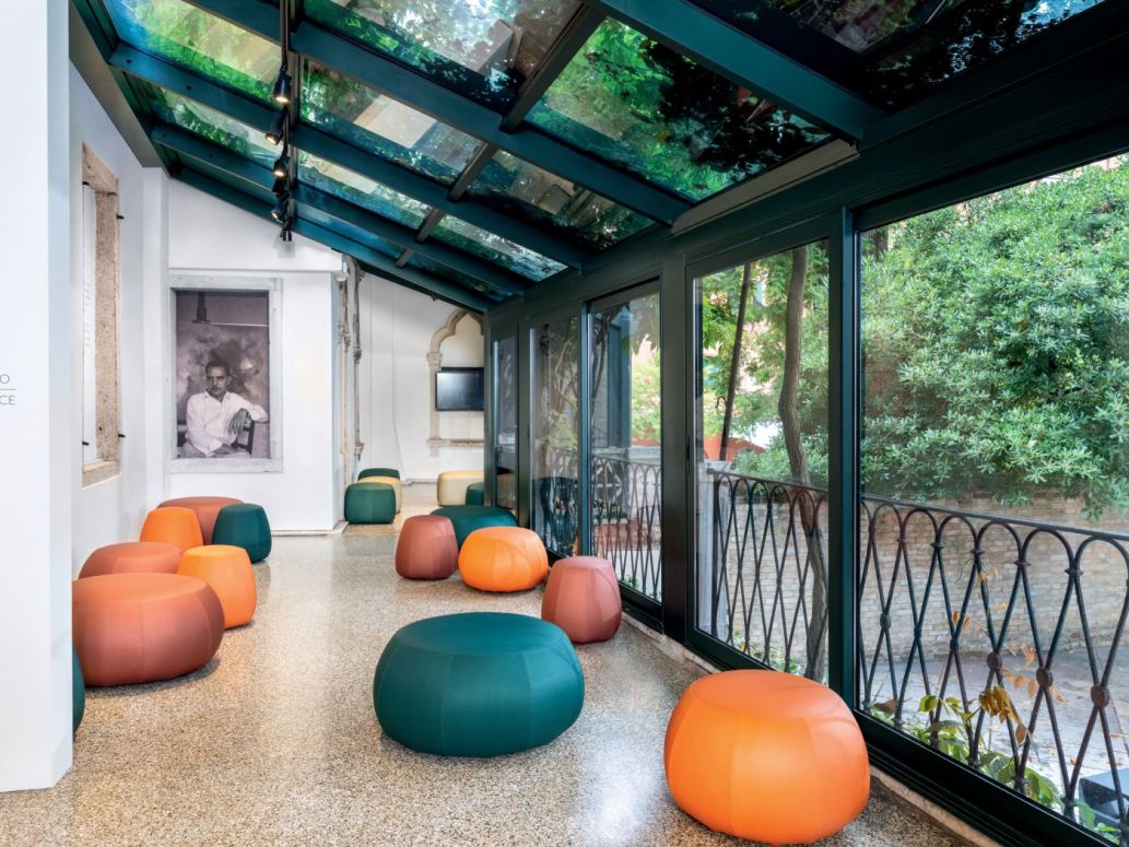 Arper richtet die Veranda der Peggy Guggenheim Collection ein