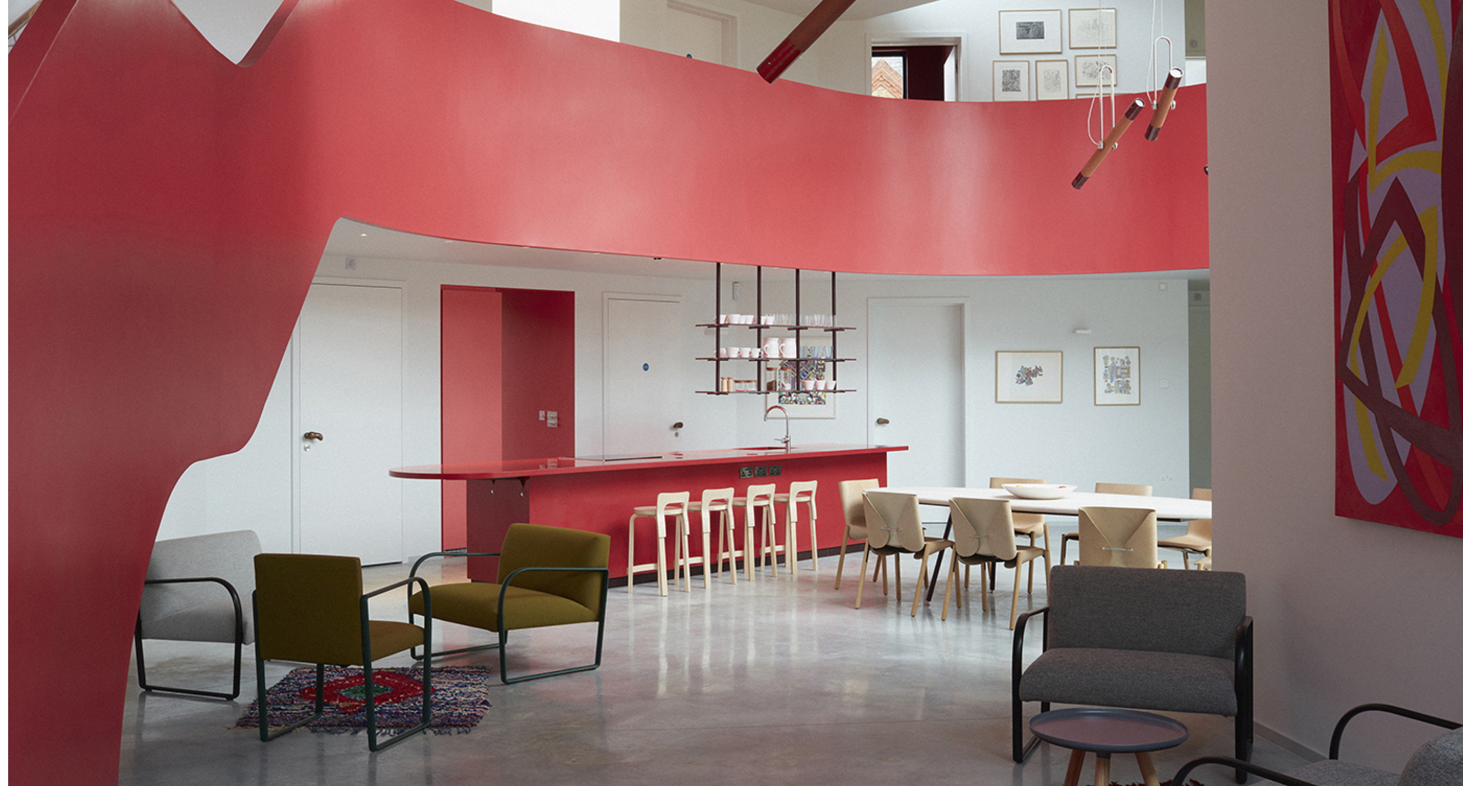 Uno dei centri per malati oncologici Maggie’s al Royal Marsden, progettato da Ab Rogers Design. Tra gli arredi, le sedie Arcos e le poltroncine Bowl Chair di Arper. © Ab Rogers Design.