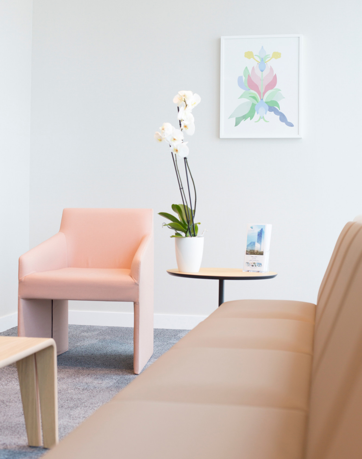 The waiting rooms of the Abdali Hospital in Amman, Jordan, demonstrate the use of soft, domestic colors, warm materials and direct daylight. The furnishings include the Zinta modular bench, the Dizzie table and the low Ply table.