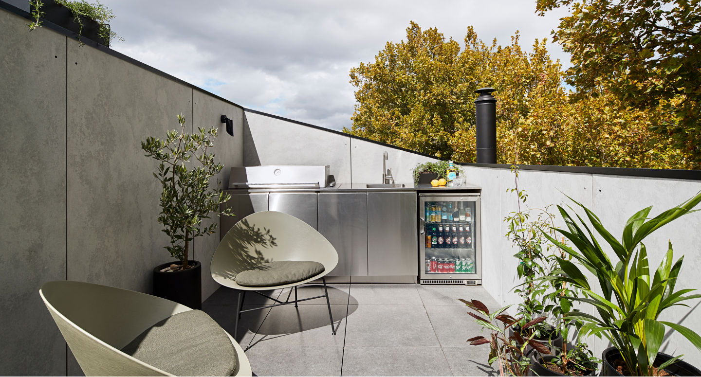 La terrazza sul tetto di Little Richardson house di McMahon & Nerlich, con le poltroncine per esterno Adell di Arper.