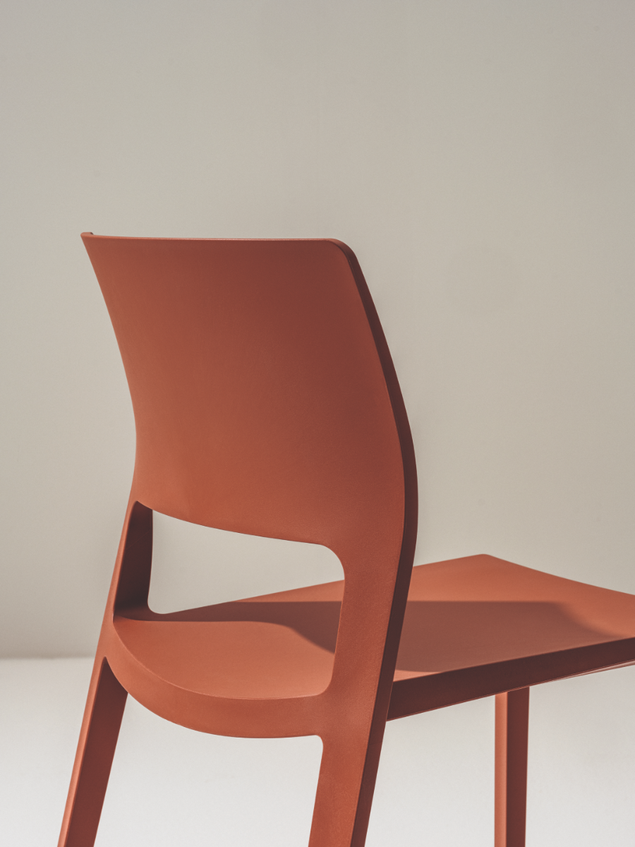 Arper Juno 02: Plastic Outdoor Chairs | Arper